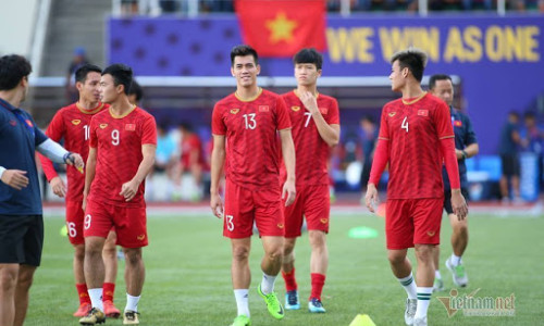 Góc choáng ngợp! Đội hình cao trung bình 1m82 của ĐT Việt Nam đủ sức chơi bóng bổng với châu Âu